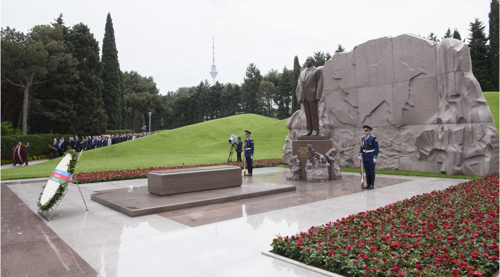 azerbaycan-dovlet-su-ehtiyatlari-agentliyinin-kollektivi-umummilli-lider-heyder-eliyevin-abidesini-ziyaret-edib-foto