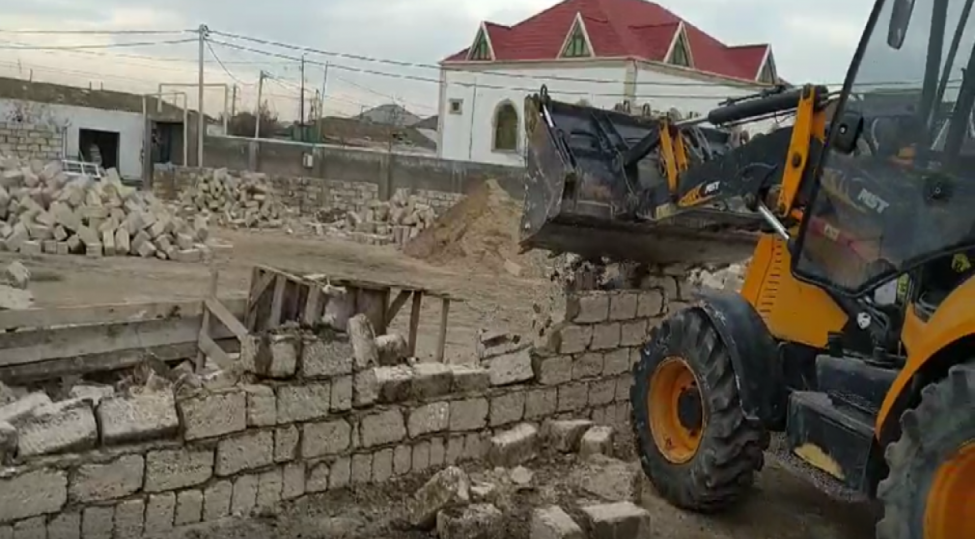 qala-qesebesinde-qanunsuz-tikili-sokulub-video