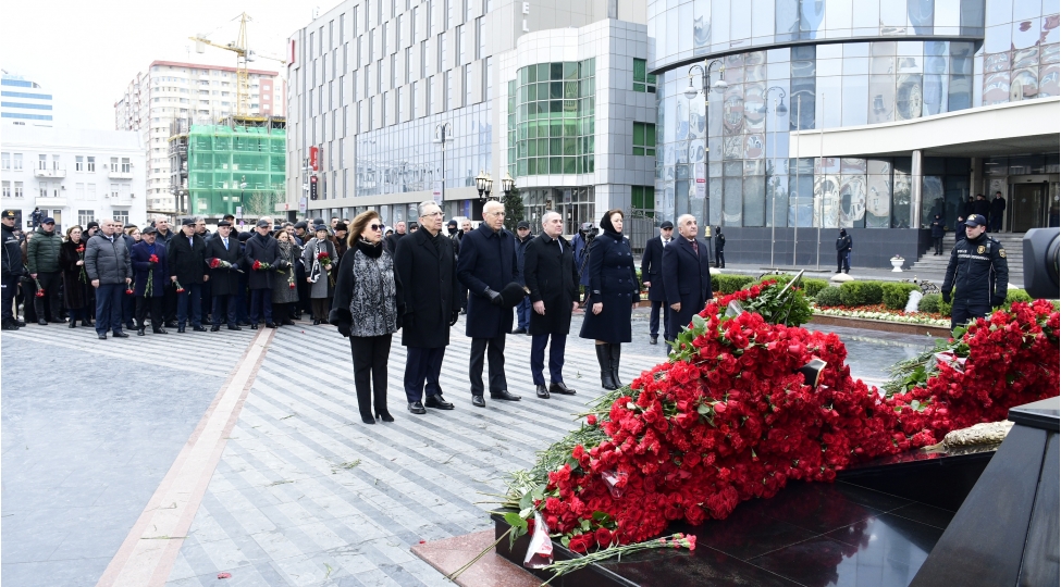 yeni-azerbaycan-partiyasinin-numayendeleri-xocali-soyqirimi-abidesini-ziyaret-edibler-foto-2