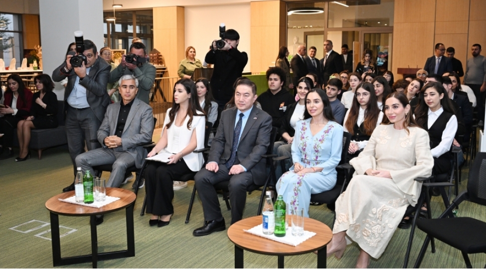 leyla-eliyeva-ve-arzu-eliyeva-unec-de-distant-chin-dili-tehsili-alan-telebelerle-gorushubler